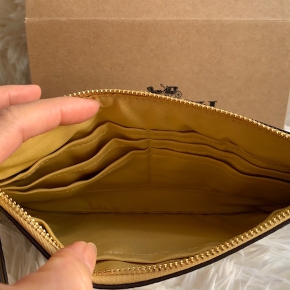 COPY - 💝Host Pick❤️🌸COACH Large Wristlet In Signature Canvas - Picture 5 of 7